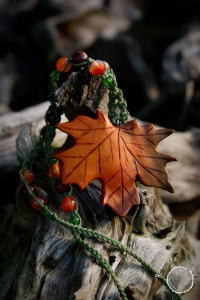 jesienny liść klonu z karneolem