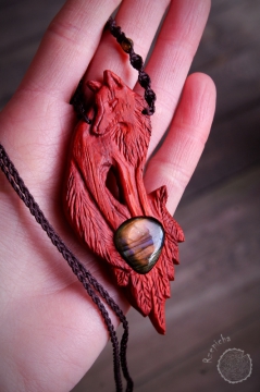 Lis padok z fioletowym labradorytem, drewniany wisiorek ręcznie rzeźbiony