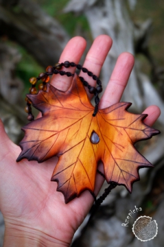 Wisiorek, jesienny liść klonu z labradorytem