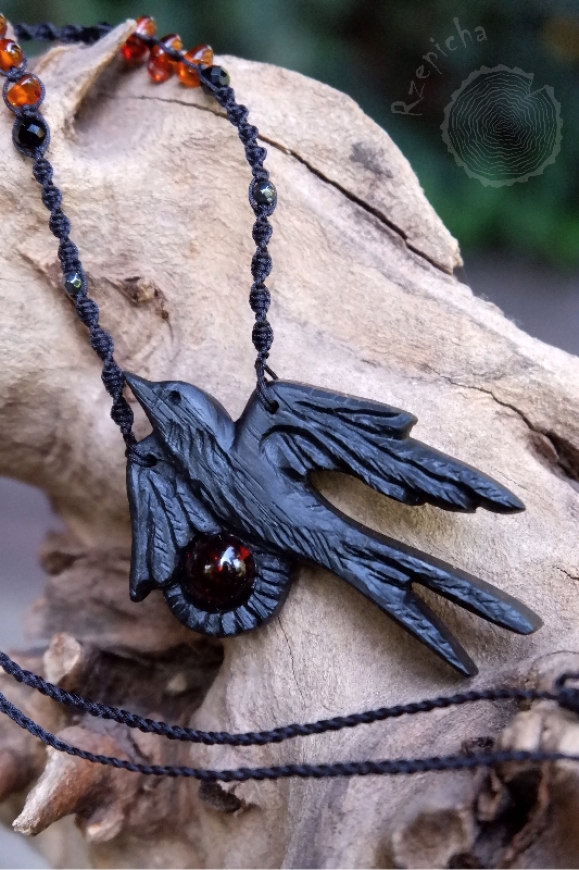 czarna jaskółka, drewniany wisiorek, bursztyn bałtycki, czarny ptak, biżuteria z drewna
