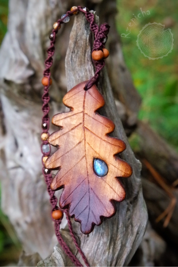 Dębowy liść, jesianna biżuteria, drewniany wisiorek