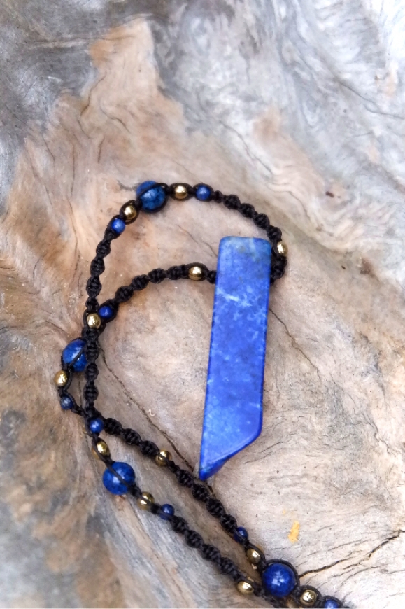 Naszyjnik z lapis lazuli, kamienny wisiorek.