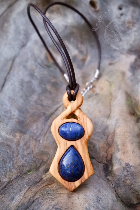 drewniany wisiorek, lapis lazuli, drewno oliwkowe, biżuteria rzeźbiona